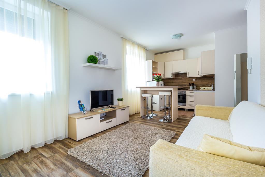 Apartament Aqualiget-Apartmanhaz Segedyn Zewnętrze zdjęcie